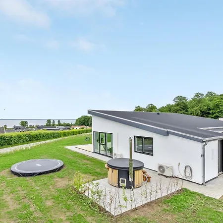 Constantin - 500m From The Sea By Interhome Nyaraló